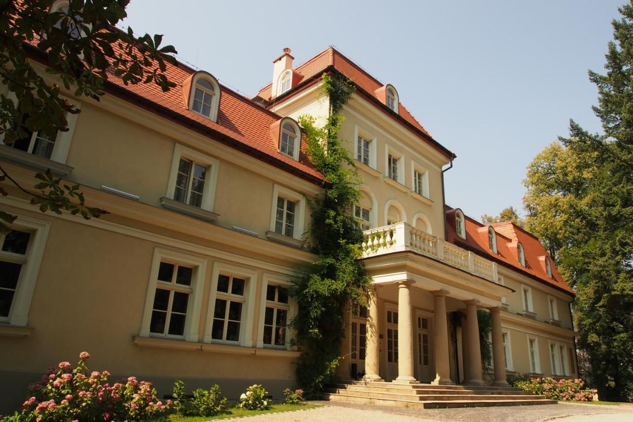 Отель Dwór Sieraków Sieraków-13